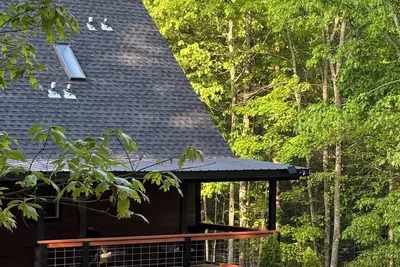 •\"Bear Den\" Mtn Views, Hot Tub, & Secluded•