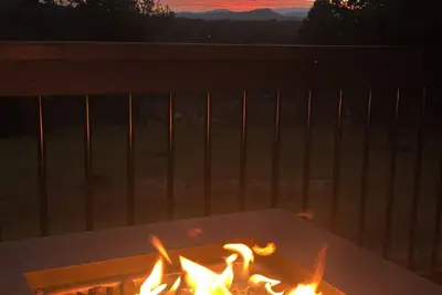 Image de Scenic Sunset Place. Beautiful Mountain View’s and sunsets from the front deck.