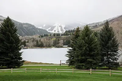 Image de Gorgeous views from this 3 Bedroom, 3 Bath on Avon Lake! Toa License #013894