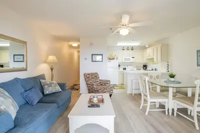 Image de Beachview Condo Steps Away From The Ocean!