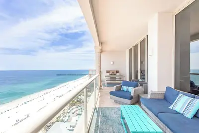 Image de Luxury Penthouse - Indoor & Outdoor Seasonally Heated Pools!