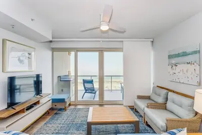 Image de Newly Renovated! Beautiful Beach Front Condo w/daily beach chairs!