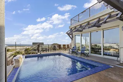 Image de Highlife - Roof Top Pool, One Block from the Beach