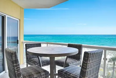 Image de Ei 303 2b Gulf Front w/Beach Chairs Included!