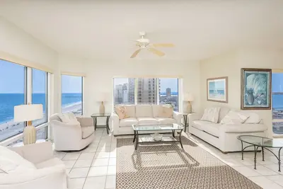 Image de Breathtaking Beach Views, Beach Chairs Included!