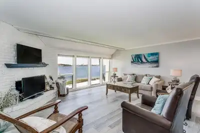 Image de Newly remodeled across from Gulf -Sleeps 10! !