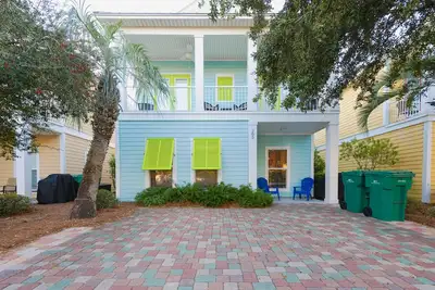 Image de Luxury Family Beach House - Heated Pool - Steps from the Shore