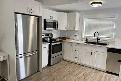 Image de 1Bedroom detached bungalow in great downtown location