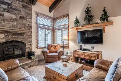 Image de Mammoth Creek Townhome # 40 Updated 2 bedrooms and Loft 2 & 1/2 bath Steps to free town shuttle stop