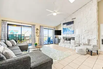 Image de Beautiful home across from beach with pool, central Ac, balcony & washer/dryer