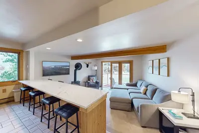 Image de 2nd-Floor Condo w/Mountain Views, Private Balcony, Fast WiFi, & Gas Fireplace
