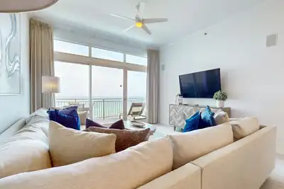 Image de Ocean-View Penthouse on Beach w/ Balcony, Ac & Internet, Shared Pools & Gym