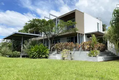 Image de **Pura Vida Luxury Villa W\/King, Hotub, Pool, Yoga Platform Minutes from Beach