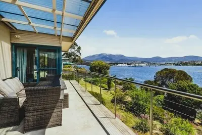 Image de \"The Bay Waterfront\" - 10 Min to Cbd, Sleeps 9.