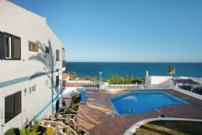 Image de Apartamento Sol Del Sur avec vue sur mer, piscine, Wi-Fi et jardin