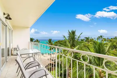 Ocean View Lanai W/Full-Kitchen – Waikīkī Shore #506