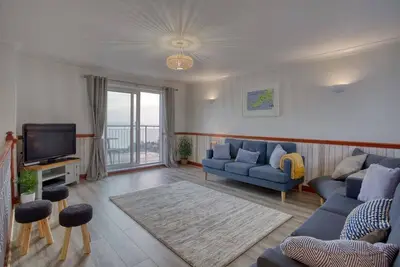 Image de Large House with Panoramic Sea Views & Parking