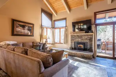 Image de Book Now for Summer Stays! Light-filled Condo with Mountain Views! Walking Distance to Downtown!