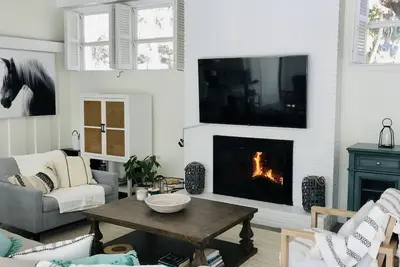 Image de Home Gem! Heated pool, lush backyard a block from the ocean on Central Beach!