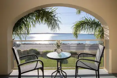 Image de Seafront Getaway Studio, Great Location with Pool