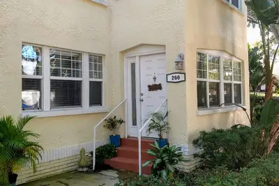 Image de Historic Old Northeast Poinciana townhome. Beautifully updated, unfurnished!