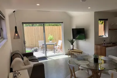 Image de This 1-bedroom Guest Suite is the ultimate weekend getaway