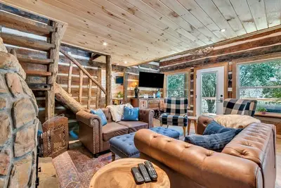 Image de Historic Waterfront Lodge w/🎣 on 2 acres 🚙 Lots of parking |🔥pit | 🏞Hike Onsite