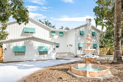 Image de Massive 6 Bedroom All Suites w 8 Baths, Theater, Screened Heated Pool, Peloton, Hot Tub