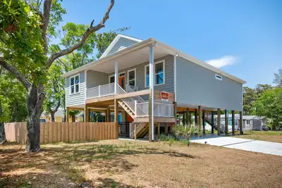 Image de Pawsitively Paradise: Dog-friendly Home with Fenced Yard Close to Beach, Shops a