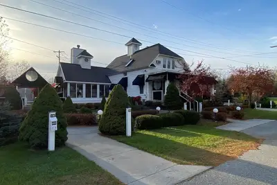 Image de White Fence Main House on Suttons Bay Waterfront!