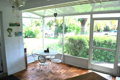 Walk to Beach & Historic Downtown Venice - Rennovated 2 Bed, 2. 5 Ba, off-st pkg