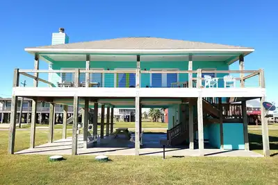 Image de ❇❇ Water Views ❇ 4 min walk to beach ❇❇ King Suite ❇ Beachy Decor ❇❇