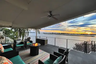 Image de Lake Front home w\/Dock & Boat Launch ✨ Closer to the Sun Lake House