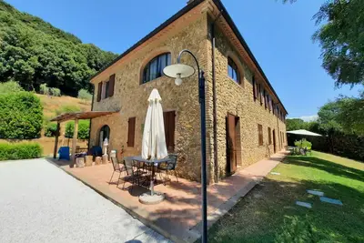 Image de trilocale 4 + 2 dans la campagne toscane avec piscine et jardin (près de la mer)