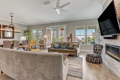 Image de Pet Friendly | Luxury Home | Directly Across from the Beach Access