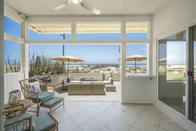 Image de 6 Bedroom Remodeled Home on the Oceanfront