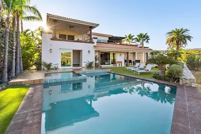 Image de Contemporary Villa on Golf Course w\/ Exclusive Club Access. Long List of Amenities & Butler Included