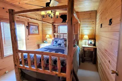 Image de Three bedroom, one bath cabin in wooded setting! With 6 Person Hot Tub!