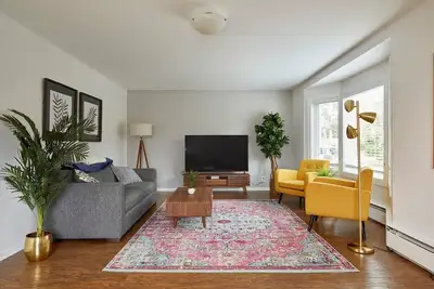 Image de Ballard Bungalow: Spacious Perfect for Families with Private Fenced Yard & Hot Tub