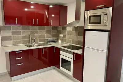 Image de New and modern apartment- fast Wi-Fi 3 minutes drive from the beach
