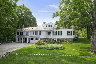 Image de Super Private Estate w\/ Guest Cottage Near Center