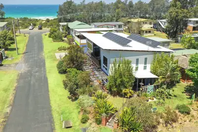 Image de Narrawallee Beach. A family sized three bedroom Beach House by the Beach.