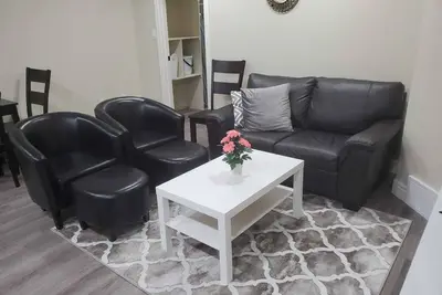 Image de Luxurious Fully Private One Bedroom One Bathroom Basement Suite In Sw Edmonton