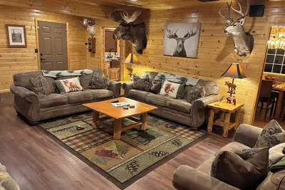 Image de Large 3 level, 4 bedroom rustic themed cabin