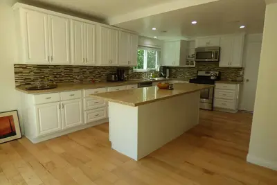 Image de Beautifully remodeled, Furnished, 3 Bedrooms and 2 Bathrooms,
