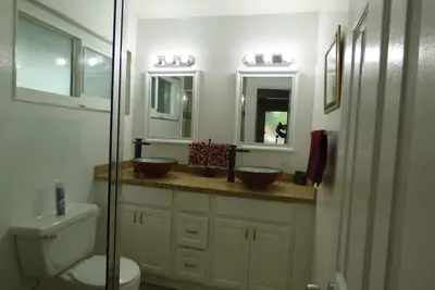 Image de Beautifully remodeled, Furnished, 4 Bedrooms and 3 Bathrooms,