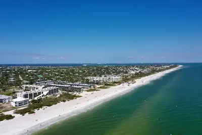 Image de Compass Point #133 is a 2/2 + a Den Vacation Rental on Sanibel Island