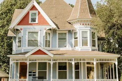 Image de Stylish, Historic Upper- Walk to Downtown, Lakes & Restaurants