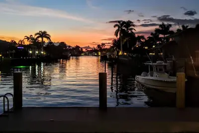 Image de Walk to the beach, beautiful private house with stunning water views and dock