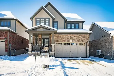 Image de The Perfect Winter Getaway - Brand New House - Next door to Skiing and Village